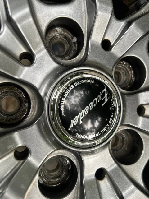 Close-up of the Exceeder centre cap and bolt holes