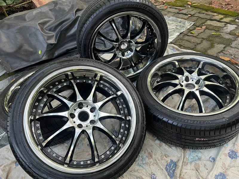Set of 19-inch black and polished Japanese alloy wheels with tyres