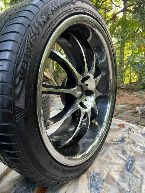 Side detail of a polished 19-inch alloy wheel fitted with a Winrun tyre